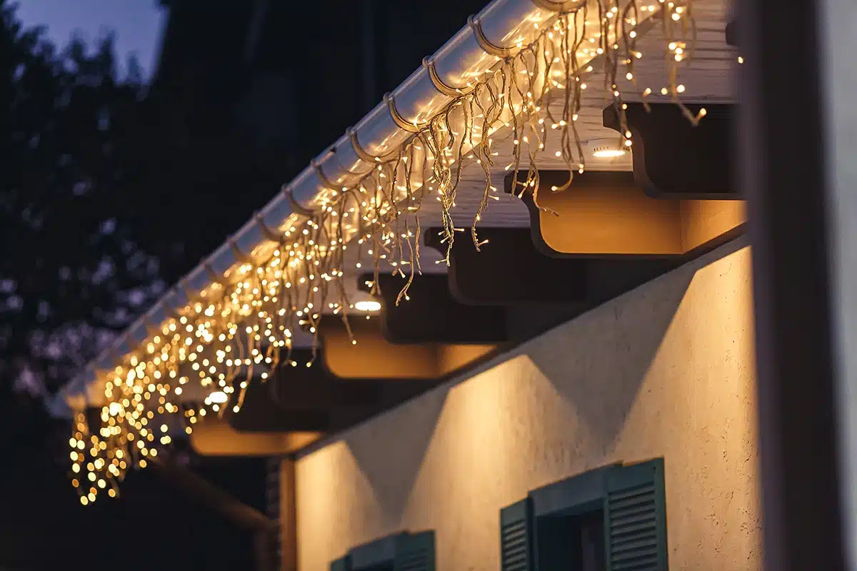 Roof Decorating Tips for the Holidays